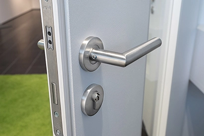 Closed room solutions with integrated door modules
