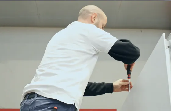 Largely tool-free self-assembly