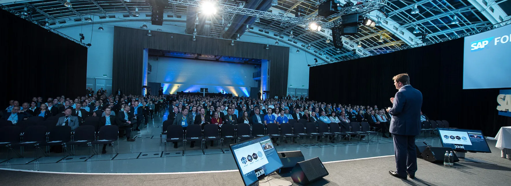Modular event walls for flexible appearances