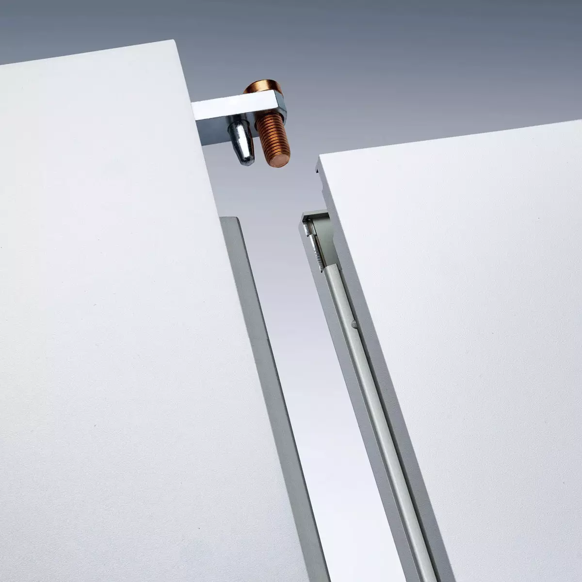 Close-up of the edge of two Mila-wall modules with groove, tongue and connector