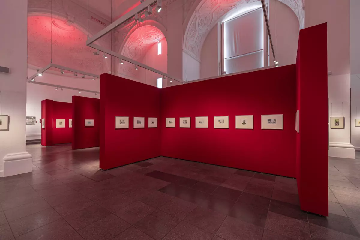 Red-foiled Mila-wall walls with framed pictures in the nave of the Jesuitenkirche Art Gallery Aschaffenburg